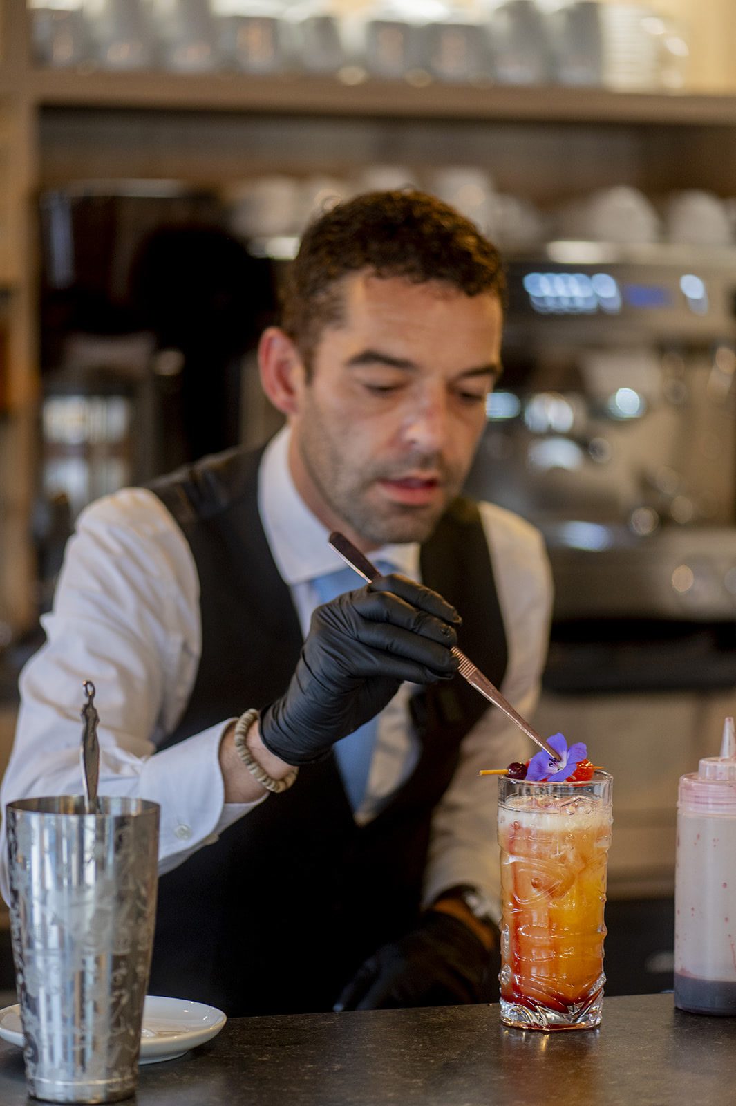Le barman prépare un cocktail