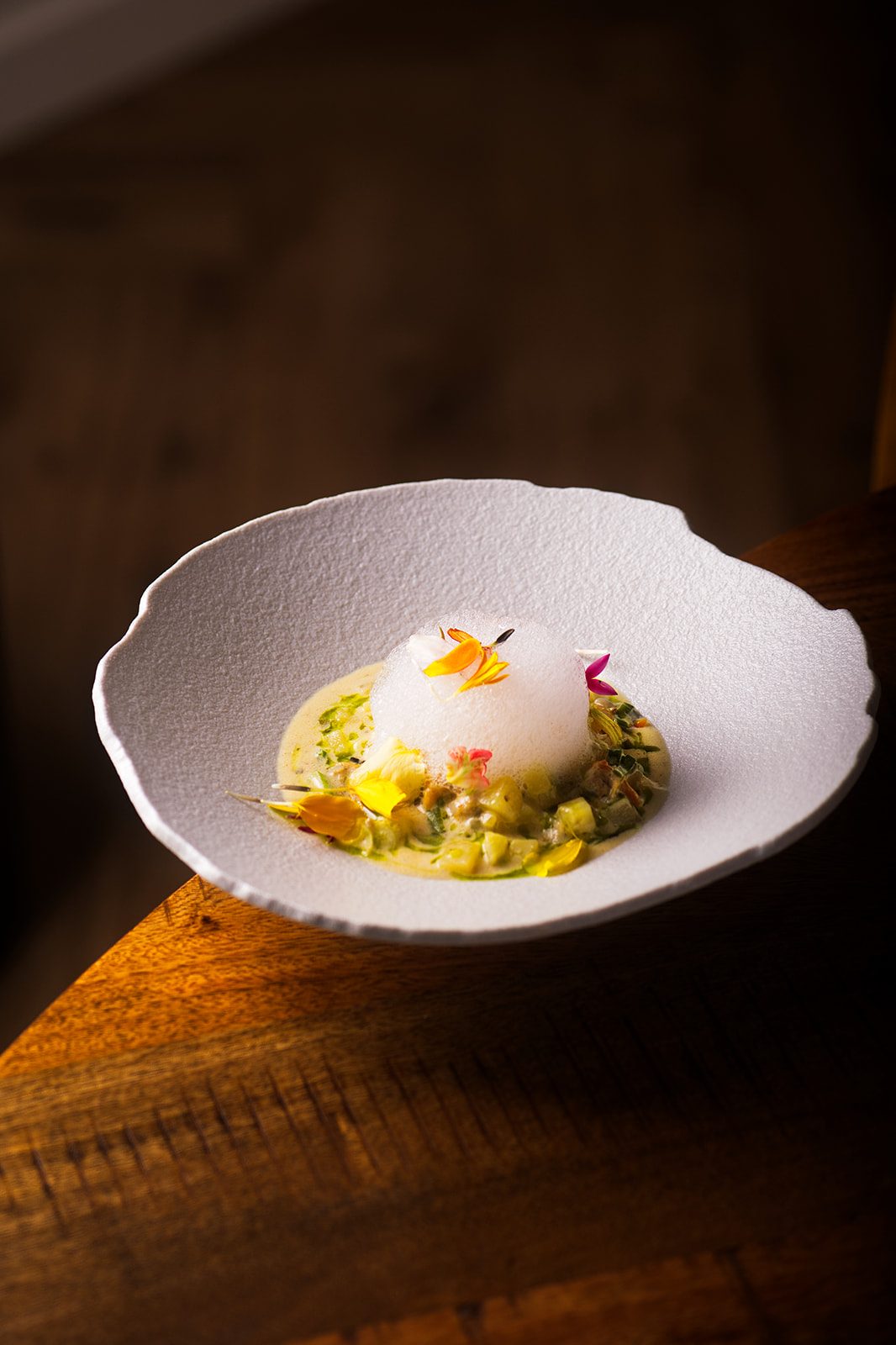 Assiette du menu du chef, dôme et fleurs comestibles