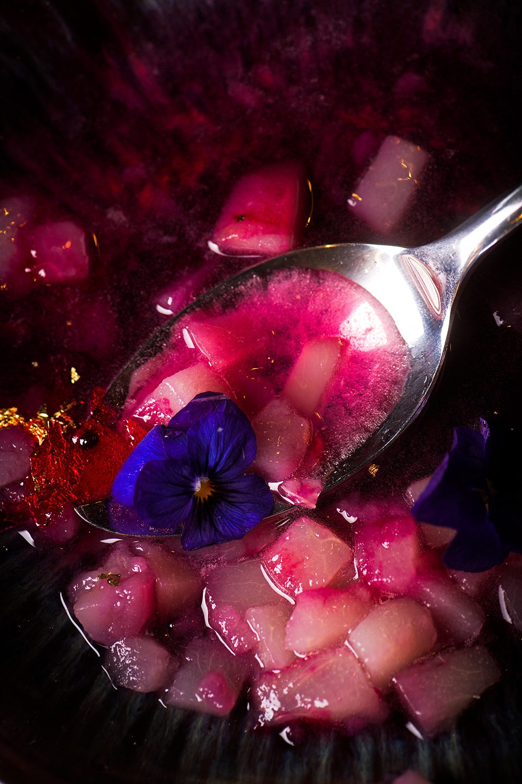 Fruits pochés et pensée, à la cuillère