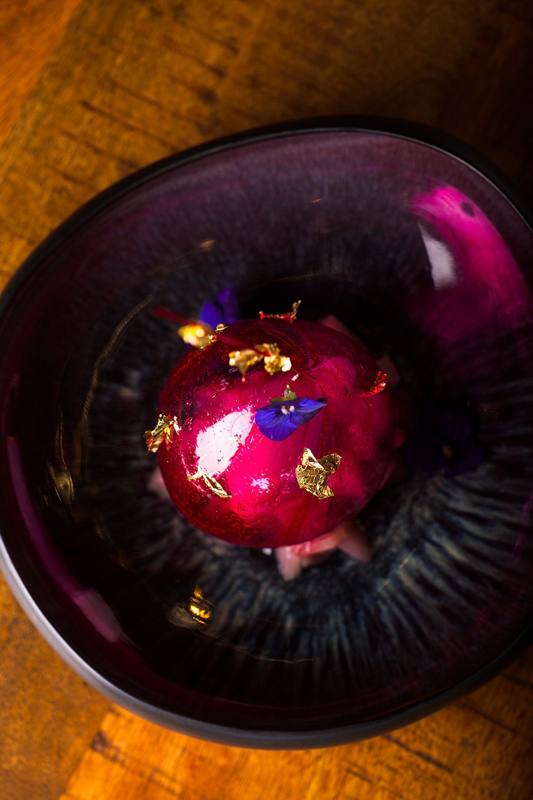 Sphère aux fruits rouges et feuilles d'or
