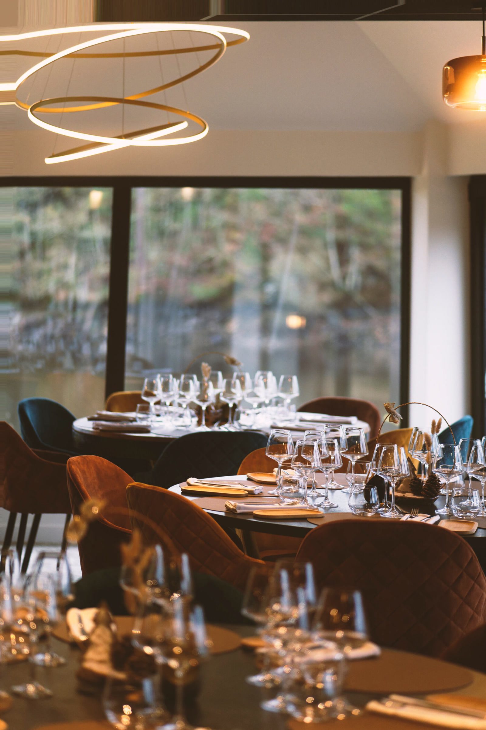 La salle du restaurant face au lac de Guerlédan